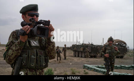 Ein afghanischer Soldat zeichnet eine Führer-Engagement für seine Einheit während eines Gunnery Trainings in Zabul Provinz, Afghanistan, den 9. Mai. Das Schießwesen Shooting war Teil eines kombiniert Arme leben Feuer Übung gehaltenen 2. Eskadron, 1. Kavallerie-Regiment, 4. Stryker Brigade Combat Team, 2. US-Infanteriedivision und 5. Staffel, 7. Kavallerie-Regiment, 1st Armored Brigade Combat Team, 3. Infanterie-Division, kombiniert Task Force Raider. (Foto: U.S. Army Spc. Tim Morgan) Kombinierte Waffen Feuer Übung für afghanische Armee 130509-A-QA210-186 Stockfoto