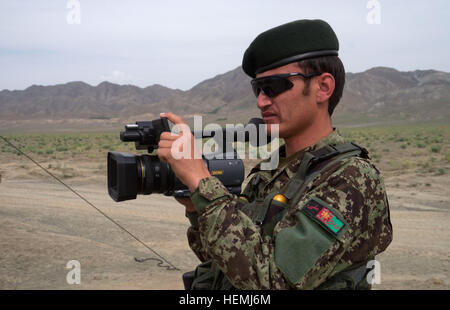 Ein afghanischer Soldat zeichnet eine Führer-Engagement für seine Einheit während eines Gunnery Trainings in Zabul Provinz, Afghanistan, den 9. Mai. Das Schießwesen Shooting war Teil eines kombiniert Arme leben Feuer Übung gehaltenen 2. Eskadron, 1. Kavallerie-Regiment, 4. Stryker Brigade Combat Team, 2. US-Infanteriedivision und 5. Staffel, 7. Kavallerie-Regiment, 1st Armored Brigade Combat Team, 3. Infanterie-Division, kombiniert Task Force Raider. (Foto: U.S. Army Spc. Tim Morgan) Kombinierte Waffen Feuer Übung für afghanische Armee 130509-A-QA210-248 Stockfoto