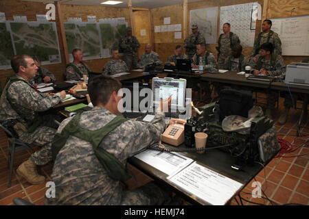 Soldaten der US-Armee führt einen Kommandanten kurze Generalleutnant Donald M. Campbell Jr., den kommandierenden General der US Army in Europa bei gemeinsamen multinationalen Readiness Center (JMRC) in Hohenfels, Deutschland, 9. Mai 2013. Campbell besuchte die JMRC die multinationale Kampfgruppe Ost-Führung zu beobachten die 525th Schlachtfeld Überwachung Brigade, Durchführung von Schulungen für den Einsatz in Kosovo. (Ein Teil dieses Bildes hat aus Sicherheitsgründen verschwommen) (US Armee-Foto von Staff Sgt. Randy Florendo/freigegeben) US-Armee Generalleutnant Donald M. Campbell Jr. besucht das Joint Multinational Readiness Center Stockfoto