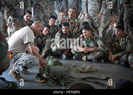 US Armee Sgt. 1. Klasse Garrett Williams, ein Heli mit der 82nd Airborne Division 1st Brigade Combat Team, erklärt, wie man einstellen und don T10D Fallschirm vor eine Ausbildung-Sprung mit Fallschirmjäger der indischen Armee 50. unabhängige Para Brigade 11. Mai 2013, in Fort Bragg, N.C.  .  Der Sprung war Teil des Yudh Abhyas, jährliche Schulung zwischen der indischen Armee und US Army Pacific, Gastgeber in diesem Jahr durch das XVIII Airborne Corps.  (Foto: US-Armee Sgt. Michael J. MacLeod) US Armee Sgt. 1. Klasse Garrett Williams erklärt, wie man einstellen und don T10D Fallschirm vor dem Training Sprung Witz Stockfoto