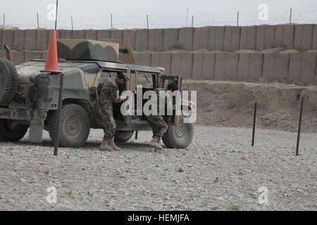 Soldaten der afghanischen Nationalarmee führen am Forward Operating Base Shank gegenläufige Sprengvorrichtungen durch, einschließlich fünf- und 25-Meter-Kontrollen und Praxisübungen mit IED-Beispielen. Stockfoto