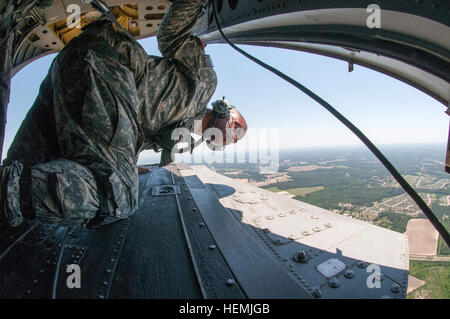 Sgt. 1. Klasse Garrett Williams, ein Heli mit der 82nd Airborne Division 1st Brigade Combat Team, sucht visuelle Hinweise, dass sich seine CH47 Chinook-Hubschrauber nähert die Drop zone, sodass er die Fallschirmjägern an Bord 15. Mai 2013, in Fort Bragg, N.C. vorbereiten kann  Das Training ist Teil des Yudh Abhyas, jährliche bilaterale training zwischen der indischen Armee und der United States Army Pacific, Gastgeber in diesem Jahr durch die Division übergeordnete Organisation, das XVIII Airborne Corps.  (Foto: US-Armee Sgt. Michael J. MacLeod) Sgt. 1. Klasse Garrett Williams sucht Visual cues, die seine CH47 Chinook Helicopt Stockfoto