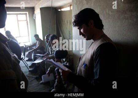 Afghanischen lokalen Polizei (ALP) Auszubildende warten, verarbeitet in Qara Bagh district, Provinz Paktika, Afghanistan, 6. Mai 2013. Die Klasse der 48 Auszubildende ertragen eine 21-Tage-Offensive Training Regiment, die Gesetze und Ethik, Verfahren der Polizei, erste Hilfe und Gewehr Treffsicherheit lehrt. ALP Kompliment Aufstandsbekämpfung Bemühungen durch Hilfe und Unterstützung für ländliche Gebiete mit begrenzten afghanischen nationalen Sicherheitskräfte Präsenz, um Bedingungen für verbesserte Sicherheit, Governance und Entwicklung zu ermöglichen.  (Foto: U.S. Army Spc. Jessica Reyna DeBooy / veröffentlicht) Ethik, die Ausbildung 130506-A-SL739-001 Stockfoto