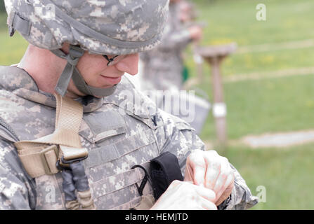 Staff Sgt Ryan Veltman, ein Munition-Spezialist, 377. Theater Sustainment Command, Sonnenschein Louisiana, lädt eine Magazin während der Pistole Qualifikation 2013 Army Reserve beste Krieger Wettbewerb, Fort McCoy, Wisconsin, USA, Juni 24. Wettbewerber geladen mehrere Zeitschriften mit unterschiedlichen Mengen an Munition zu schießen durch anderen Szenarios zu bekämpfen Nachladen zu simulieren.  (US Army Reserve Foto von Staff Sgt Andrew Guffey USARC Public Affairs) Von einem jungen Mann 130523-A-EZ357-054 Stockfoto