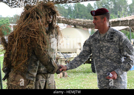 Major General Charlie A. Flynn, Münzen der 82nd Airborne Division stellvertretender Kommandeur General – Operationen, Herausforderung, Division Scharfschützen gekleidet in Ghillie-Anzügen auf eine statische Anzeige Demonstration, Mai 23. Gelegenheit für Fallschirmjäger, ihre Waffen, Ausrüstung und hohe technische Kompetenz, das Display zu zeigen war Bestandteil des Unternehmensbereichs alle amerikanische Woche, die 82. einwöchigen Jahresfeier des luftgestützten Geschichte, Kameradschaft und Einheit Zusammenhalt. Anderen Displays zählten neben der Scharfschützen-Station, Medic Lieferungen, Schatten und Raven unbemannte Luftträger, einer Haubitze Stockfoto