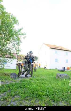 Multinationale Studenten International Special Training Centre enge Viertel Schlacht Aufbaukurs teilnehmen an einer Feld-Übung auf Hohenfels Trainingsbereich, Deutschland, 28. / 29. Mai 2013.  Das ISTC, mit Sitz in Pfullendorf, Deutschland, Züge USA und Partner Nation spezielle Operationen erzwingt und Enabler in Special-Forces-spezifische Patrouille, medizinische, Personal Training, Anerkennung und überleben Techniken. (Foto: U.S. Army Staff Sergeant Pablo N. Piedra / veröffentlicht) Multinationale Studenten besuchen die internationale Spcial Training Centre Advance enge Viertel Schlacht Cours Stockfoto