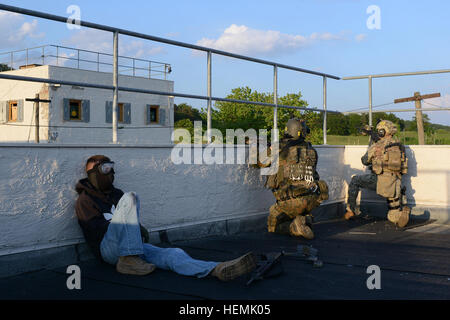 Multinationale Studenten International Special Training Centre enge Viertel Schlacht Aufbaukurs teilnehmen an einer Feld-Übung auf Hohenfels Trainingsbereich, Deutschland, 28. / 29. Mai 2013. Das ISTC, mit Sitz in Pfullendorf, Deutschland, Züge USA und Partner Nation spezielle Operationen erzwingt und Enabler in Special-Forces-spezifische Patrouille, medizinische, Personal Training, Anerkennung und überleben Techniken. (U.S.Army Foto von visuellen Informationen Spezialist Gertrud Zach/freigegeben) Internationales spezielles Training Centre Aufbaukurs enge Viertel Schlacht 120528-A-HE359-500 Stockfoto