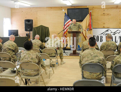 Kaplan (Capt) Ronnie Irwin, 501. Brigade Support Battalion, 1. Brigade der 1. US-Panzerdivision Bataillon Kaplan, spricht bei der Einweihungsfeier für Kaplan (Capt) Dale Goetz, Forward Operating Base Walton, Provinz Kandahar, Afghanistan, am 30. Mai.  Die Speisesaal Anlage am Walton widmete sich Goetz, der im Jahr 2010 in Afghanistan getötet wurde. Esszimmer Einrichtung erinnert an gefallenen Kaplan 130530-A-IX573-004 Stockfoto