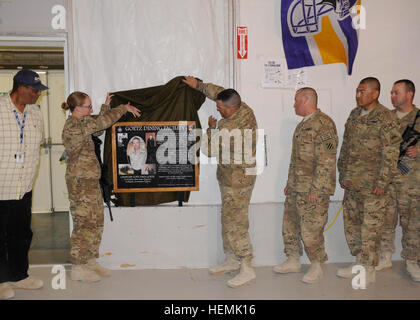 SPC. Samantha Lewis, 501. Brigade Support Battalion, 1. Brigade, 1. US-Panzerdivision Pfarrhelfer, Kaplan (Capt) Ronnie Irwin, 501. BSB Kaplan und Kaplan (Oberstleutnant) Gregory Walker, 3. US-Infanteriedivision und RC-S Kaplan, enthüllen die Engagement-Banner für Kaplan (Capt) Dale Goetz an der Vorwärts operative Basis Walton Esszimmer Einrichtung, Provinz Kandahar, Afghanistan, Mai 30. Kaplan Goetz wurde im Jahr 2010 in Afghanistan getötet; die Restaurants Anlage wurde ihm zu Ehren benannt. Esszimmer Einrichtung erinnert an gefallenen Kaplan 130530-A-IX573-046 Stockfoto