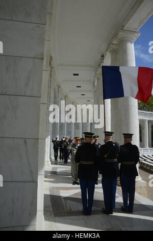 Rendern Sie Frankreich, General Pierre De Villiers, Chef der Verteidigung und Generalmajor Jeffrey S. Buchanan, gemeinsame Force Headquarters National Capital Region/U.S. Armee Military District of Washington Kommandierender general, Ehrungen an die französische Flagge, die nach einem Streitkräfte vollen Ehren Kranzniederlegung Zeremonie am Grab des unbekannten Soldaten auf dem Nationalfriedhof Arlington, 23. April 2014. (Foto von Cory Hancock, JFHQ-NCR/MDW Public Affairs) Verbündeter ehrt gefallene Helden während in Washington 140423-A-NB363-039 Stockfoto