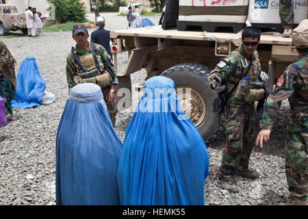 Zwei einheimische Frauen von Qarah Bagh warten, um humanitäre Hilfe von der afghanischen nationalen Army Special Forces in eine Frauen medizinischen Seminar Qarah Bagh erhalten Bezirk, Provinz Ghazni, Afghanistan, 4. Juni 2013. 30 Frauen aus Qarah Bagh Bezirk und Umgebung besucht das zweitägige medizinischen Seminar, das Themen wie Hygiene, Notfall Geburt Techniken und Ernährung.  (US Armee-Foto von Spc. Jessica Reyna DeBooy/freigegeben) Zwei-Tages-Seminar medizinische 130604-A-SL739-021 Stockfoto