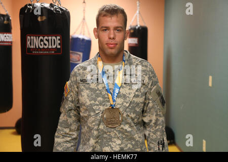 US Army Staff Sgt Andrew McLauchlan, Headquarters und Headquarters Troop, Brigade spezielle Truppen Bataillon zugewiesen, 3rd Armored Brigade Combat Team, 3. US-Infanteriedivision zeigt die dritten Platz-Medaille erhielt er von 2013 International Brazilian Jiu Jitsu Federation Championship in Long Beach, Kalifornien, 7. Juni 2013. McLauchlan Drittplatzierte aus 64 Kämpfer im Schwergewicht braunen Gürtel und ist eines der Unteroffiziere zuständig für die 3. Brigade Combatives Programm Kelley Hill in Fort Benning, Georgia. Mehr als 2.000 Personen traten bei 30 Mai statt Stockfoto