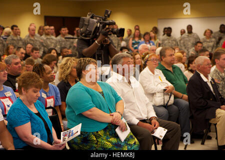 Die Eltern von Spc. Daniel Lucas Elliott, Patti und Ed, während der Zeremonie, die in den Gedenkzustand versetzt und umbenannt das Cary, North Carolina Army Reserve Center zu Ehren ihres Sohnes. SPC. Elliott starb in Aktion in Basra, Irak, 15. Juli 2011 mit dem 805th MP-Unternehmen bereitgestellt. Eine besondere Ehre für einen gefallenen Soldaten, Armee-Reserve Zentrum gewidmet 130608-A-IL912-036 Stockfoto