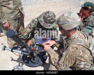 US Armee Sgt. Eric Chaffins, ein Mörser-Mann Firma D, 2. Bataillon, 14. Infanterie-Regiment zugewiesen erläutert die Verwendung eines Rades "Senkrechtstarter" in Verbindung mit der Mörtel-Website von 60mm Mörser, Afghan National Army 1st Lt. Isaqh und eines seiner Soldaten aus der 3. Kandak, 2. Brigade 203. 'Donner' Corps, 12. Juni 2013, auf Hilfe Plattform Orgun-E Afghanistan. Das "Senkrechtstarter" Rad ist ein Werkzeug der Mörtel Männer schnell berechnen die Höhe und die Durchbiegung benötigt, um richtig Zielen ein Mörtel Rohr und Genauigkeit beim Schießen zu gewährleisten. Afghanischen Nation Army führt Mörtel training 130613-A-XX999 Stockfoto