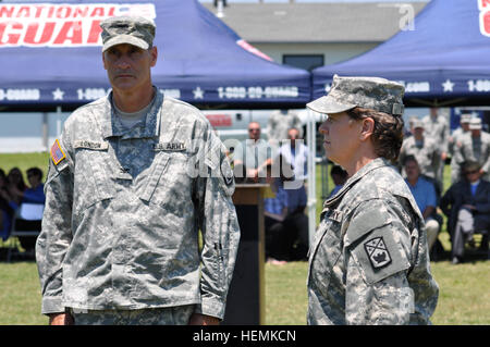 Ein Ingenieurtechniker der US-Armee übernimmt das Kommando über das 168. Militärpolizeibataillon während einer Zeremonie zum Kommandowechsel auf der Tennessee National Guard Volunteer Training Site in Mailand, Tennessee. Das Ereignis markiert den Übergang der Führungskraft und die Übertragung der Verantwortung innerhalb der Armee-Nationalgarde. Stockfoto