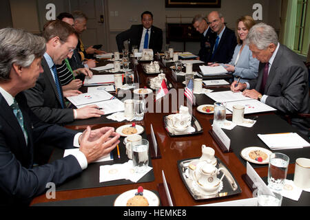 US-Verteidigungsminister Chuck Hagel begrüßte kanadischen Minister der Verteidigung Peter McKay, das Pentagon in Washington, D.C., 18. Juni 2013. Hagel trafen sich mit McKay, Verteidigung Fragen von gemeinsamem Interesse zu diskutieren. (Foto: DOD: US Army Staff Sgt Sonne L. Vega/freigegeben) US-Verteidigungsminister Chuck Hagel begrüßt kanadischen Minister der Verteidigung Peter McKay 130618-A-TT930-003 Stockfoto