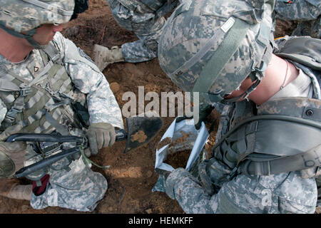 Fallschirmjäger mit der 82nd Airborne Division 1st Brigade Combat Team füllen Sandsäcke in Buddyteams, 19 Juni, in Fort Bragg, N.C., während der Teilnahme an der Soldat 2020 Gender-Neutral physikalische Standards Studie über Forces Command durchgeführt werden. Das Ziel der Studie ist die spezifische Kraft und Ausdauer erforderlich, um Aufgaben in combat Arms militärische berufliche Spezialitäten bestimmen; Sobald diese körperlichen Standards untersucht und zusammengestellt haben ist die Armee geplant, um die Ergebnisse zu verwenden, um erstellen Eintrag Tests für neue Rekruten in combat Arms Felder eintragen wollen und fem Stockfoto