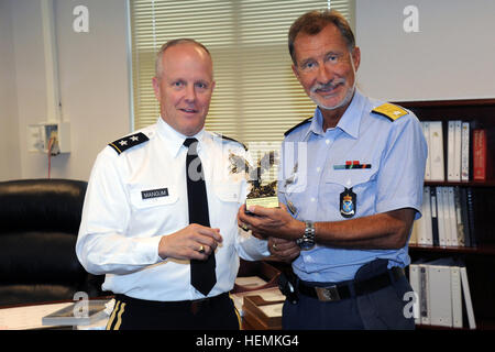 Generalmajor Kevin W. Mangum, links, Kommandierender general US Army Aviation Center of Excellence und Fort Rucker, präsentiert ein Geschenk zum Major General Öyvind Strandman Kommandeur der Bildung und Training Command, Royal Norwegian Air Force, 20. Juni 2013, Fort Rucker, Alabama Strandman tourte Fort Rucker und war Gastredner bei einer Abschlussfeier für norwegische Flug Schülerinnen und Schüler. (US Armee-Foto von Jane Armstrong/freigegeben) Geschenk-Präsentation 130620-A-GZ709-022 Stockfoto