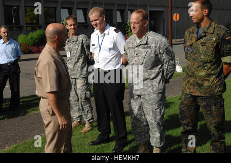 Die obersten Hauptquartier der Alliierten Mächte Europa-Fußball-Team präsentiert eine Trikot der Supreme Allied Commander Europe, Admiral Jim Stavridis. Das Team hat Inkrafttreten der belgischen Fußball-Liga gewonnen. DCOS und italienischen NMR machte dies möglich. (Foto von Staff Sgt. James Fidel) Form-Fußball-Team präsentiert Jersey Supreme Allied Commander Europe 462949 Stockfoto