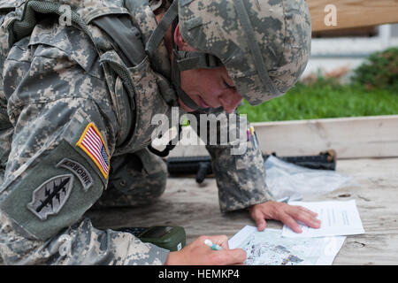 Staff Sgt Kathleen Briere, menschliche Intelligenz Sammler aus dem 80. Training Command und ein Eingeborener von Newton, Mass, Programme Koordinaten auf einer Defense Advanced GPS-Empfänger oder DAGR, während die städtischen OL an der US-Armee Reserve beste Krieger Wettbewerb 2013 am Fort McCoy, Wisconsin, USA, Juni 25. Der Krieger hatte 3 und eine halbe Stunde, vier Punkte in Post verstreut zu finden. Wettkampf in diesem Jahr am besten Krieger bestimmen die Top Unteroffizier und Junior Soldat angeworben, die Armee-Reserve in der Abteilung der Armee am besten Krieger-Wettbewerb im Oktober vertreten wird. Stockfoto