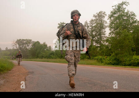 US-Armee CPL Jabriel Santos mit der 1. Mission Support Command, hält sein Humor während der 10 Kilometer langen Straße März Veranstaltung bei der Army Reserve beste Krieger Wettbewerb 2013 Fort McCoy, Wisconsin, USA, 26. Juni 2013. (US Armee-Foto von Sgt. Carina Garcia/freigegeben) 2013 Army Reserve beste Krieger 130626-A-EG138-563 Stockfoto