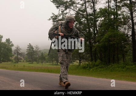 Staff Sgt Ryan Veltman, 377. Theater Sustainment Command, Durham, N.C., hält seine Entschlossenheit und Konzentration auf die letzte Etappe der 10 Kilometer Straße auf den 2013 Army Reserve beste Krieger Wettbewerb am Fort McCoy, Wisconsin, USA, 26. Juni 2013 März vertreten. (Foto von US Army Reserve SGT Carina Garcia) 2013 Army Reserve beste Krieger 130626-A-EG138-171 Stockfoto