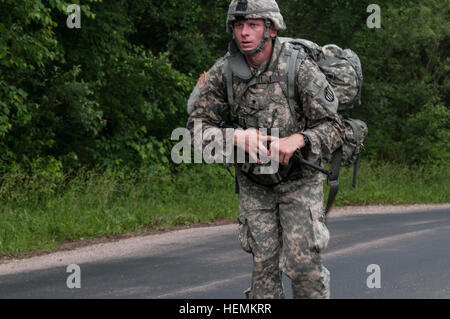 Armee Reserve Spc. Mitchell Fromm, ein Vertreter der 416th Theater-Ingenieur-Befehl und ein Eingeborener der Stadt Marathon, Wisconsin, USA, Kampfingenieur konkurriert in der 10km Ruck März Veranstaltung 2013 US Army Reserve besten Krieger Wettbewerb am Fort McCoy, Wisconsin, USA, Juni 26. Der Krieger hatte zweieinhalb Stunden, um den Kurs zu absolvieren. Wettkampf in diesem Jahr am besten Krieger bestimmt Top Unteroffizier und junior Soldat der Army Reserve in der Abteilung der Armee am besten Krieger-Wettbewerb im Oktober auf Fort-Schutze, Virginia 2013 uns Army Reserve beste Krieger Competiton, 10 km Ruck vertreten Stockfoto