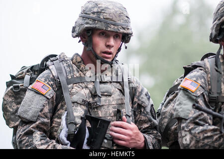 Armee Reserve Spc. Nicholas Peterson, combat Medic repräsentieren die Army Reserve Medical Command und gebürtig aus Lakewood, Colorado, konkurriert in der 10km Ruck März Veranstaltung 2013 US Army Reserve besten Krieger Wettbewerb am Fort McCoy, Wisconsin, USA, Juni 26. Der Krieger hatte zweieinhalb Stunden, um den Kurs zu absolvieren. Wettkampf in diesem Jahr am besten Krieger bestimmt Top Unteroffizier und junior Soldat, der die Armee-Reserve in der Abteilung der Armee am besten Krieger-Wettbewerb im Oktober auf Fort-Schutze, Virginia 2013 uns Army Reserve beste Krieger Competiton, 10 km Ruck März 1 vertreten wird Stockfoto