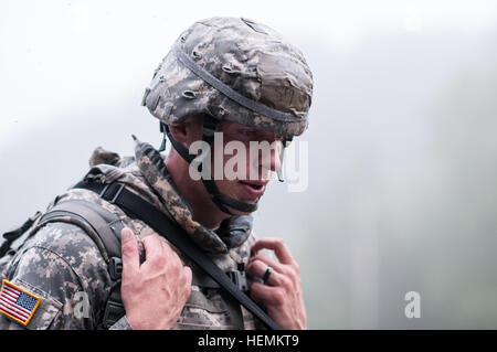 Armee Reserve Spc. Eric Jobb, ein motor Transportunternehmen repräsentieren die 11. Theater Aviation Command und gebürtig aus Richmond, VA., konkurriert in der 10km Ruck März Veranstaltung 2013 US Army Reserve besten Krieger Wettbewerb am Fort McCoy, Wisconsin, USA, Juni 26. Der Krieger hatte zweieinhalb Stunden, um den Kurs zu absolvieren. Wettkampf in diesem Jahr am besten Krieger bestimmt die obere Unteroffizier und Junior eingetragen Soldat vertreten die Armee-Reserve in der Abteilung der Armee am besten Krieger-Wettbewerb im Oktober auf Fort-Schutze, Virginia 2013 uns Army Reserve beste Krieger Competiton, 10 km Ruck Marc Stockfoto