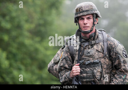 Armee Reserve CPL Jabriel Santos, Recht, Cargo Spezialist Vertretung der 1. Mission Support Command und gebürtig aus Caguas, Puerto Rico, konkurriert im 10km Ruck März 2013 US Armee Reserve beste Krieger Wettbewerb am Fort McCoy, Wisconsin, USA, Juni 26. Der Krieger hatte zweieinhalb Stunden, um den Kurs zu absolvieren. Wettkampf in diesem Jahr am besten Krieger bestimmt, dass die oberen Unteroffizier und Junior Soldat angeworben vertreten die Armee-Reserve in der Abteilung der Armee am besten Krieger-Wettbewerb im Oktober auf Fort-Schutze, Virginia 2013 uns Army Reserve beste Krieger Competiton, 10 km Stockfoto