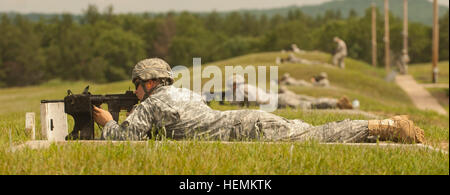 Armee-Reserve-Soldaten Zielen auf Palette 31A Feuerlinie während der M4 Qualifikationsrunde an die Army Reserve beste Krieger Wettbewerb 2013, Fort McCoy, Wisconsin, USA, Juni 26. Die Teilnehmer werden auf ihre Genauigkeit und Anzahl der Treffer auf die "pop-up" Schießplatz ausgewertet und ist Teil von mehreren Ereignissen während des sechs-Tage-Wettbewerbs. (Foto von Sgt. 1. Klasse Scott D. Turner, US Army Reserve Befehl Public Affairs) 2013 Army Reserve beste Krieger Wettbewerb - M4 Quali 130626-A-PO705-726 Stockfoto