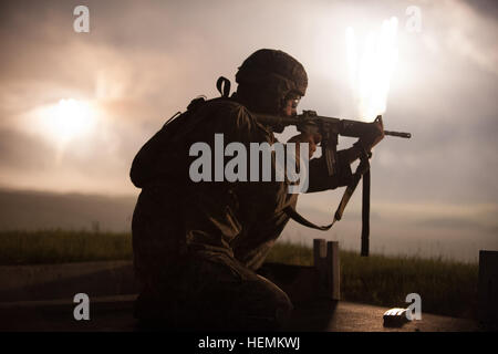 Armee-Reserve Sgt. Jeremiah Bruce, Infanterist repräsentieren die 9. Mission Support Command und gebürtig aus Honolulu, Hawaii, eingreift, dass Ziele nachts Qualifikation Gewehr M4 bei der US-Armee Reserve beste Krieger Wettbewerb 2013 am Fort McCoy, Wisconsin, USA, Juni 26 Feuer. Wettkampf in diesem Jahr am besten Krieger bestimmt, dass die oberen Unteroffizier und junior Soldat vertreten die Armee-Reserve in der Abteilung der Armee am besten Krieger Wettbewerb im Oktober auf Fort-Schutze, VA uns Army Reserve beste Krieger Wettbewerb 2013, M4-Gewehr-Nacht Feuer 130626-A-XN107-449 Stockfoto