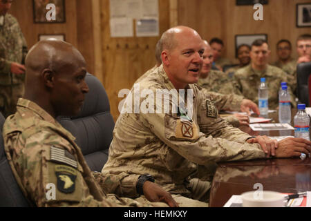 US-kanadischen Armee Generalmajor Dean J. Milner, nationale Atlantic Treaty Organisation (NATO) Training Mission Afghanistan (NTM-A) stellvertretender Kommandierender General bei Forward Operating Base Gamberi, Provinz Laghman, Afghanistan, 27. Juni 2013. NATO und NTMA Partner bei der Entwicklung der afghanischen Gemeinschaft zur Erhaltung der Sicherheit in Afghanistan. (US Armee-Foto von Spc. Hilda Clayton/freigegeben) Generalmajor Milner Besuch 130627-A-XM609-027 Stockfoto