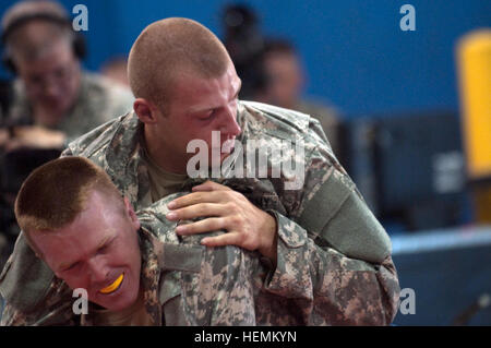 Sgt. Eric Jobb (oben) tritt gegen Spc. Daniel Lyons (unten) während des Turniers Combatives beim 2013 Army Reserve beste Krieger Wettbewerb am Fort McCoy, Wisconsin, USA, 27. Juni. 2013 Army Reserve beste Krieger - Combatives Turnier 130627-A-EA829-210 Stockfoto