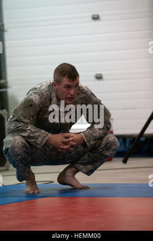 CPL. Francis Kvarta, ein Johnstown, Penn native und Mitglied der 99. Regional Support Command Sitz in Fort Dix, New Jersey, bereitet die Combatives Turnier während der Armee Reserve beste Krieger Wettbewerb 2013 Fort McCoy, Wisconsin, USA, am 27. Juni teilzunehmen. 2013 Army Reserve beste Krieger - Combatives Turnier 130627-A-EA829-648 Stockfoto