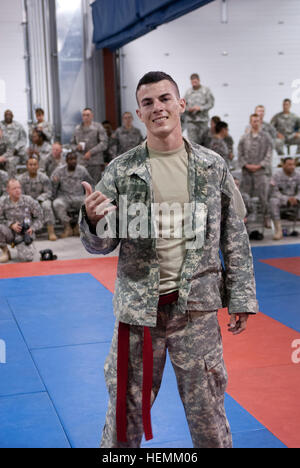 1. Mission Support Command, Ceiba, CPL. Jabriel Santos, Puerto Rico, gewann das Noncommisioned moderne Armee Combatives Turnier beim Wettbewerb 2013 Army Reserve beste Krieger am Fort McCoy, Wisconsin, USA 27 Juni. Besten Krieger-Wettbewerb 2013 130627-A-YC962-051 Stockfoto