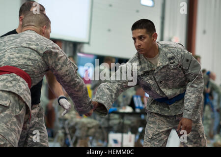 Das Personal der Army Reserve nimmt am Turnier der Modern Army Combatives während des Best Warrior Competition in Fort McCoy, Wisconsin, Teil und testet dabei die Kampfkünste von Hand zu Hand. Stockfoto