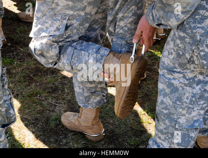 Ein US-Soldat mit 14. Kavallerie-Regiment, 3. Brigade, 1. Staffel, 2. US-Infanteriedivision, ist im Rahmen einer Feierstunde am Joint Base Lewis-McChord, Wash., 28. Juni 2013 angespornt. Die Sporn Fahrt getestet Kavallerie Troopers wissen über Waffen, Land Navigation, medizinische Evakuierung und Kavallerie Erbe. (Foto: US-Armee Sgt. James Bunn, 17. Public Affairs-Abteilung / veröffentlicht) Kavallerie Sporn Fahrt bringt Soldaten zusammen 130628-A-BS297-103 Stockfoto