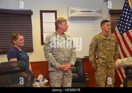 Familienmitglieder Denise Bartlett, eine Fremdfirma mit Wissenschaft Anwendungen International Corps, (links), Stephen Bartlett, Bataillon unterstützen Operationsoffizier, 401. Army Field Support Brigade, (Mitte) und US Army Staff Sgt John Bartlett, Meister Kanonier, Bravo Company, 1. Bataillon, 5. Kavallerie-Regiment, 2nd Brigade Combat Team, 1. Kavallerie-Division vereinen in Bagram Air Field, 1. Juli 2013. (Höflichkeit Foto von US Army Lieutenant Colonel John Juachon). Afghanistan-Mission, die zentrale in USA Familie 130701-A-ZA123-001 Stockfoto