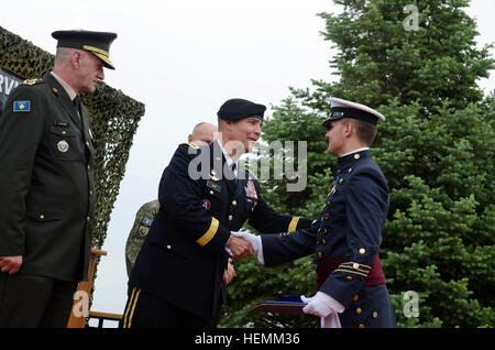 US-Armee Generalmajor Timothy Orr, Generaladjutant der Iowa Nationalgarde, schüttelt Hände mit Kadett Albian Ajabazi Top Kadett Absolvent der 2013 Kosovo Security Forces Officer Cadet Schule bei ihrer Abschlussfeier Juli 5. Orr Besuch fällt mit dem Besuch des Iowa Gouverneur Terry Branstad als Teil des Partnerprogrammes Zustand. (Foto von Staff Sgt Cody Harding, 4. Public Affairs-Abteilung) Kosovo-Kadett-Absolventen erhalten Besuch von Iowa Generaladjutant 130705-A-ED406-070 Stockfoto