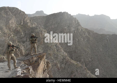 US Army 1st Lt. James Gaffney (links) und Captain Maxwell Pappas, beide Truppe C zugewiesen, 1. Staffel, 89. Kavallerie-Regiment, 2nd Security Forces Hilfe Brigade, 10th Mountain Division verwenden Sie ihre Waffen Sichtung Systeme um einen afghanischen nationalen Sicherheitskräfte Route Clearance Konvoi in der Endphase des Vorgangs Omna Provinz Paktika, Afghanistan, 8. Juli 2013 zu sehen.  (US Armee-Foto von Sgt. Mark A. Moore II/freigegeben) ANSF sichern Omna 130708-A-XX999-003 Stockfoto