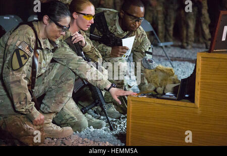 US-Armeesoldaten Knien und beten auf dem Schlachtfeld Kreuz während einer Gedenkfeier für Spc. Hilda Clayton auf Forward Operating Base Gamberi, Afghanistan, 8. Juli 2013. SPC. Clayton starb beim Fotografieren der Afghan National Army Soldaten, wie sie eine live-Feuer-Übung, 2. Juli 2013 durchgeführt. Eine Mörtel Waffensystem ist fehlgeschlagen, wodurch eine katastrophale Explosion während des Vorfalls vier ANA Soldaten, die Teilnahme an der Schulung starb. Clayton, von Augusta, Georgia, wurde vorwärts in Afghanistan eingesetzt, als die Bekämpfung Kamera-Anlage für die 4th Brigade Combat Team, 1. Kavallerie-Division Stockfoto