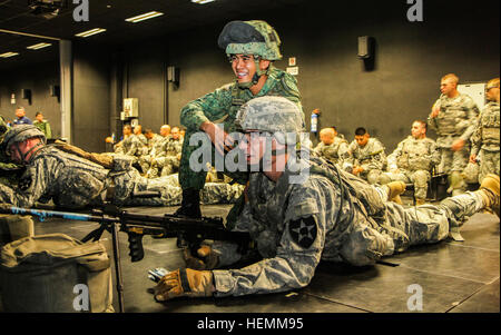 US Army Spc. Benjamin Seidell, Recht, ein Trupp benannten Schütze zugeordnet Bravo Company, 4. Bataillon, 23. Infanterie-Regiment, 2nd Brigade Combat Team, 2. US-Infanteriedivision, bereitet eine simulierte singapurische Waffe unter der Aufsicht eines Mitglieds mit dem 2. Bataillon, Singapur-Infanterie-Regiment während Übung Beleuchtung Strike 2013 bei Pasir Laba Camp, Singapur, 15. Juli 2013 zu feuern. Übung Blitzschlag 2013 ist ein US Army Pacific gesponsert-Ereignis, die Singapurer und US-Soldaten-Partner. (US Armee-Foto von Sgt. Justin A. Naylor/freigegeben) Öffnungstage der Übung Lightning Stockfoto
