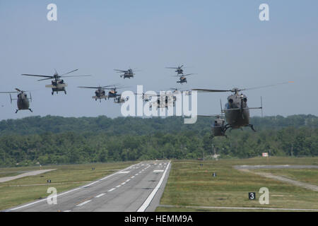 Siebzehn VH-60A Black Hawks und sieben Lakota-Hubschrauber von der US-Armee Military District of Washington Army Air Operations Group, 12. Aviation Battalion abheben von Davison Army Airfield ab einem einstündigen Übungsflug in den Himmel der National Capital Region, 4. Juni 2014. Die Übung war der 12. letzten Flug, mit seiner aktuellen Flugzeug-Konfiguration vor der UH-72 (Lakota) und VH-60A (schwarz und gold Black Hawks) wird auf Fort Rucker, Alabama und das Armeemuseum umverteilt werden. Die umverteilten Flugzeuge werden mit UH-60Ls (Black Hawks) ersetzt. (Foto: Cory Hanc Stockfoto