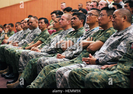 US-Soldaten mit dem 201. Schlachtfeld Überwachung Brigade, 7. Infanterie-Division und der Hawaii National Guard und Sigapore Soldaten mit der 23. Singapur-Infanterie-Brigade, 9. US-Infanteriedivision, schauen Sie während der Eröffnungsfeier der Übung Tiger Balm 13 Pasir Laba Camp, 15. Juli 2013. Tiger Balm ist eine bilaterale Übung zwischen US Army Pacific und die Singapore Armed Forces zur Verstärkung der Interoperabilität zwischen den beiden Nationen.  (US Armee-Foto von Sgt Ashley Curtis/freigegeben) UNS, Singapur Armeen stärken Pazifik verbindet 130715-A-YE732-042 Stockfoto