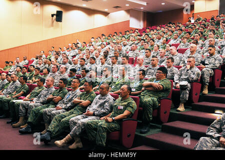 US-Soldaten mit dem 201. Schlachtfeld Überwachung Brigade, 7. Infanterie-Division und der Hawaii Army National Guard, zusammen mit Singapur Soldaten mit 23. Singapur-Infanterie-Brigade, 9. Infanterie-Division, schauen Sie während der Eröffnungsfeier der Übung Tiger Balm 13 Pasir Laba Camp, 15. Juli 2013. Tiger Balm ist eine bilaterale Übung zwischen US Army Pacific und die Singapore Armed Forces zur Verstärkung der Interoperabilität zwischen den beiden Nationen.  (US Armee-Foto von Sgt Ashley Curtis/freigegeben) UNS, Singapur Armeen stärken Pazifik verbindet 130715-A-YE732-046 Stockfoto