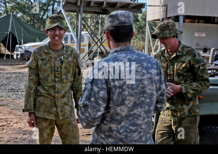 US Army 1st Lt. Joshua Aspinwall, Center, mit dem 4. Infantry Brigade Combat Team (Airborne), 25. Infanterie-Division, erläutert Rationen Lieferung und Verteilung mit Australian Army Captain Simon Wong, links, und CPL. Allan Rowley, Logistik Soldaten mit dem 5. Aviation Regiment während Talisman Saber in Shoalwater Bay, Queensland, Australien, 17. Juli 2013.  Talisman Saber ist eine kombinierte Biennale Übung zwischen der USA und Australiens Streitkräfte entworfen, um beide Nationen Fähigkeit zur Reaktion auf regionalen Eventualitäten zu verbessern.  (US Armee-Foto von Staff Sergeant Jeffrey Smith/freigegeben) Spart Stockfoto