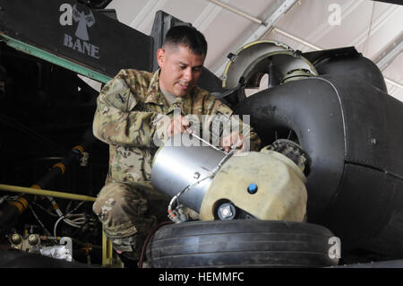 US Armee Sgt. 1. Klasse Jose Cadengo, eine Wartung-Zug-Sergeant zugewiesen Firma D, 1. Angriff/Reconnaissance Battalion, 501. Aviation Regiment, Task Force Dragon, arbeitet an einem AH-64 Apache Hubschrauber Getriebe, die er gerade von der Nummer eins Motor 18. Juli 2013, auf Forward Operating Base Fenty entfernt hatte. TF Drache ist Teil der 1st Armored Division Combat Aviation Brigade in Fort Bliss, Texas, Sitz und während der Operation Enduring Freedom XIV zur Unterstützung der 10. CAB/TF Falcon fliegt. (Foto: U.S. Army Staff Sgt Todd Pouliot, 10. Combat Aviation Brigade) Wartung Zug cond Stockfoto