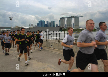 US-Soldaten, 4. Bataillon, 23. Infanterie-Regiment, 2. Brigade zugewiesen, 2nd Infantry Division ausgeführt mit 2. Bataillon, Singapur-Infanterie-Regiment Soldaten in der Innenstadt von Singapur, 19. Juli 2013. Die US-Soldaten sind in Singapur unterstützen Übung Blitzschlag, ein US Army Pacific Zug Größe Veranstaltung gesponsert, dass Partner Singapur und US-Soldaten.  (US Armee-Foto von Staff Sgt. Justin Naylor/freigegeben) Singapur-Volkslauf bringt zwei Armeen zusammen 130719-A-WG307-002 Stockfoto