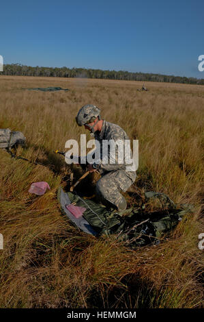 US Army Staff Sgt Daniel Liss, mit Comanche Unternehmen, 1. Bataillon, 501. Infanterie-Regiment, 4th Infantry Brigade Combat Team (Airborne), 25. Infanterie-Division, hagelnd von McHenry, Ill., sichert seine Ausrüstung nach Fallschirmspringen in Shoalwater Bay Trainingsbereich, Australien, 20. Juli 2013, im Rahmen der Operation Talisman Saber 2013. Talisman Saber 2013 verbindet 18.000 US-Soldaten und 9.000 Australian Personal um Allianzen und Fähigkeiten der beiden Länder zu markieren. (Foto: US-Armee Sgt. Eric James Estrada /Released) Spartan Fallschirmjäger am Talisman Saber 2013 130719-A-ZD229-190 Stockfoto